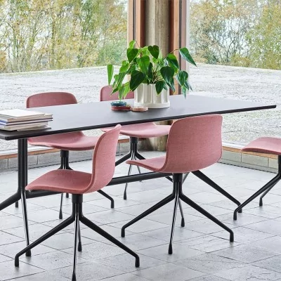 Imagen ambientada comedor con mesa About A Table 10 linóleo negro y base negra Imagen ambientada comedor con mesa About A Table 10 linóleo negro y base negra