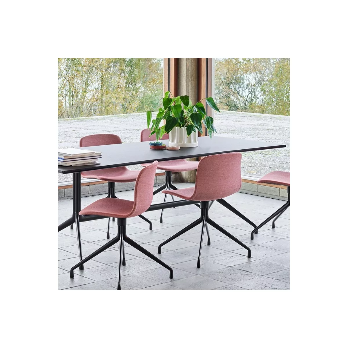 Imagen ambientada comedor con mesa About A Table 10 linóleo negro y base negra