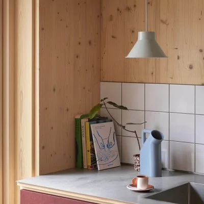 Top Pendant Lamp 21 gris imagen ambientada Muuto Top Pendant Lamp 21 gris imagen ambientada Muuto